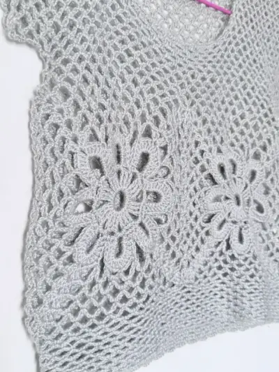 Top tejido a crochet gris con diseño floral - miniatura 3