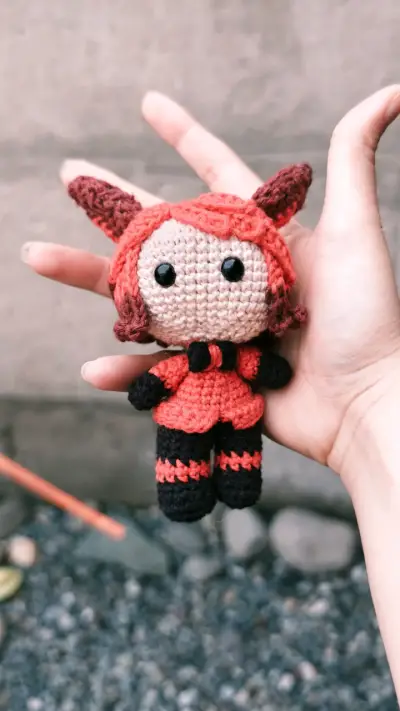 Llavero amigurumi de muñeco tejido a mano - miniatura 1