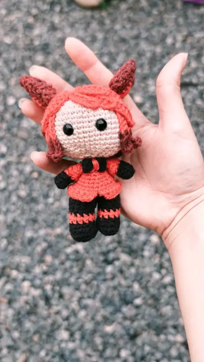 Llavero amigurumi de muñeco tejido a mano - miniatura 2
