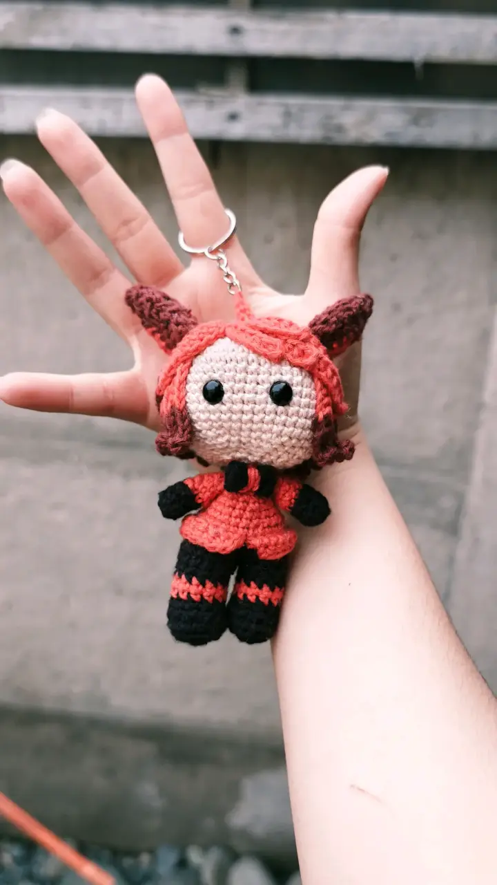 Llavero amigurumi de muñeco tejido a mano - 3