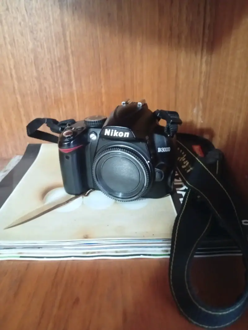 Cámara Nikon D3000 DSLR con batería - 1