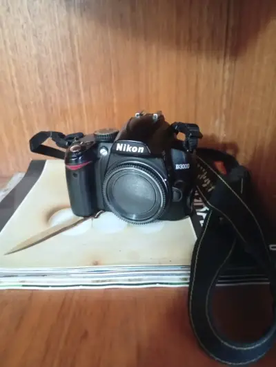 Cámara Nikon D3000 DSLR con batería - miniatura 1