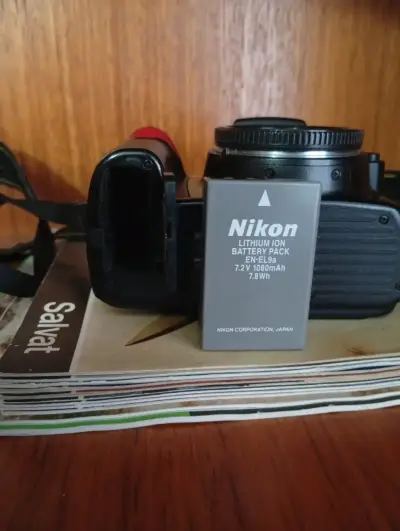 Cámara Nikon D3000 DSLR con batería - miniatura 4