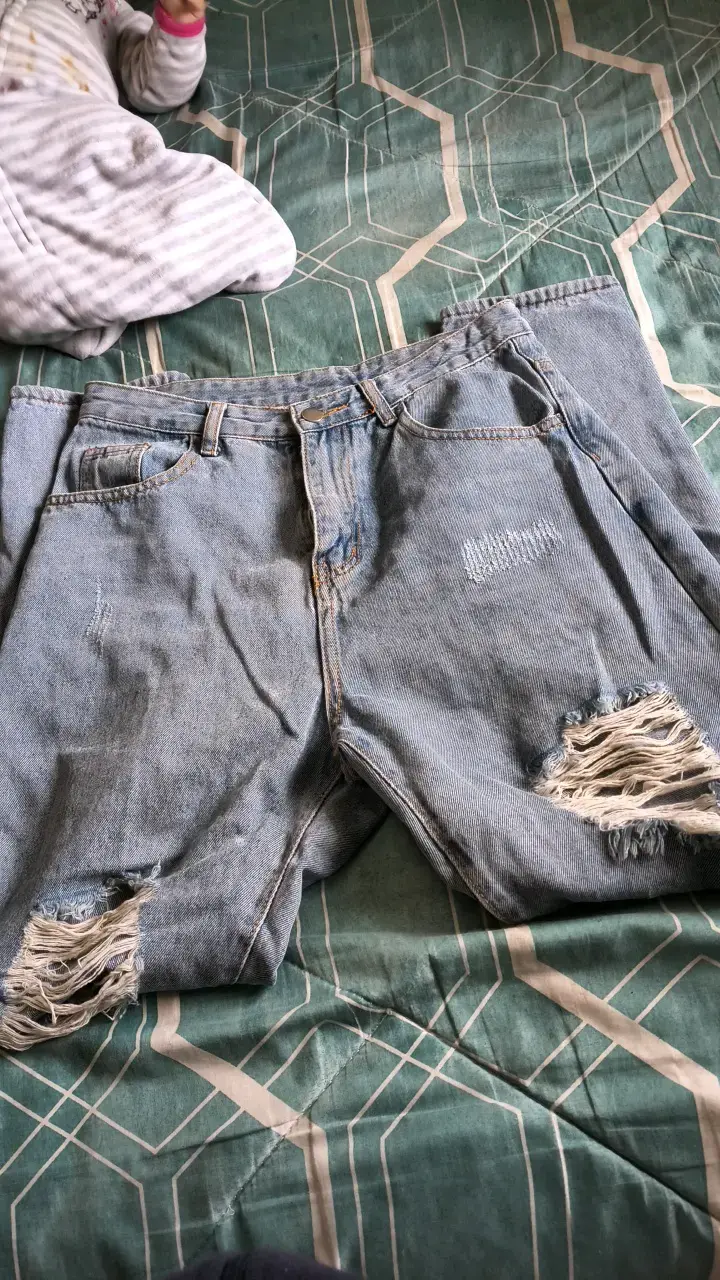 Jeans de mezclilla desgastados para mujer - 1