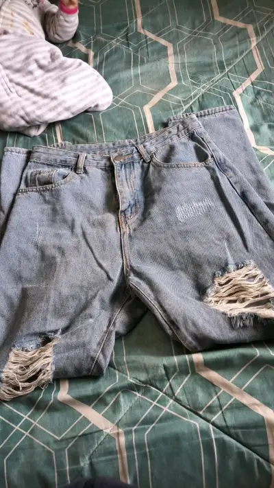Jeans de mezclilla desgastados para mujer - miniatura 1