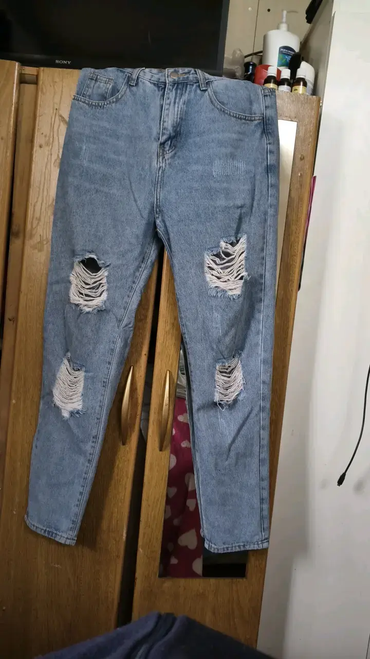 Jeans de mezclilla desgastados para mujer - 2