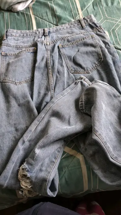 Jeans de mezclilla desgastados para mujer - miniatura 3