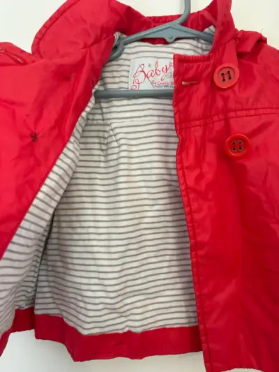 Impermeable roja para bebé Zara 9-12 meses - miniatura 3