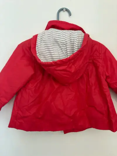 Impermeable roja para bebé Zara 9-12 meses - miniatura 4
