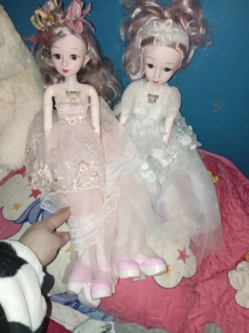 Muñecas de colección con vestidos elegantes