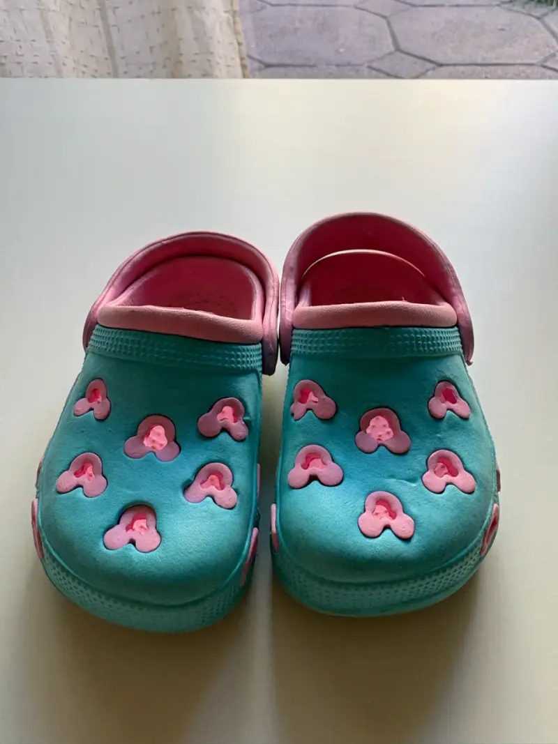 Zuecos infantiles turquesa y rosa - 1