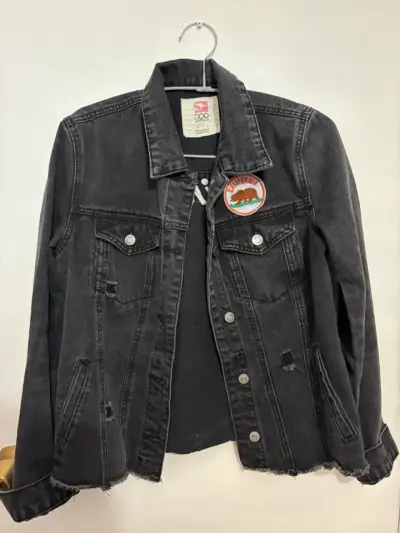 Chaqueta de mezclilla negra con parche California - miniatura 1
