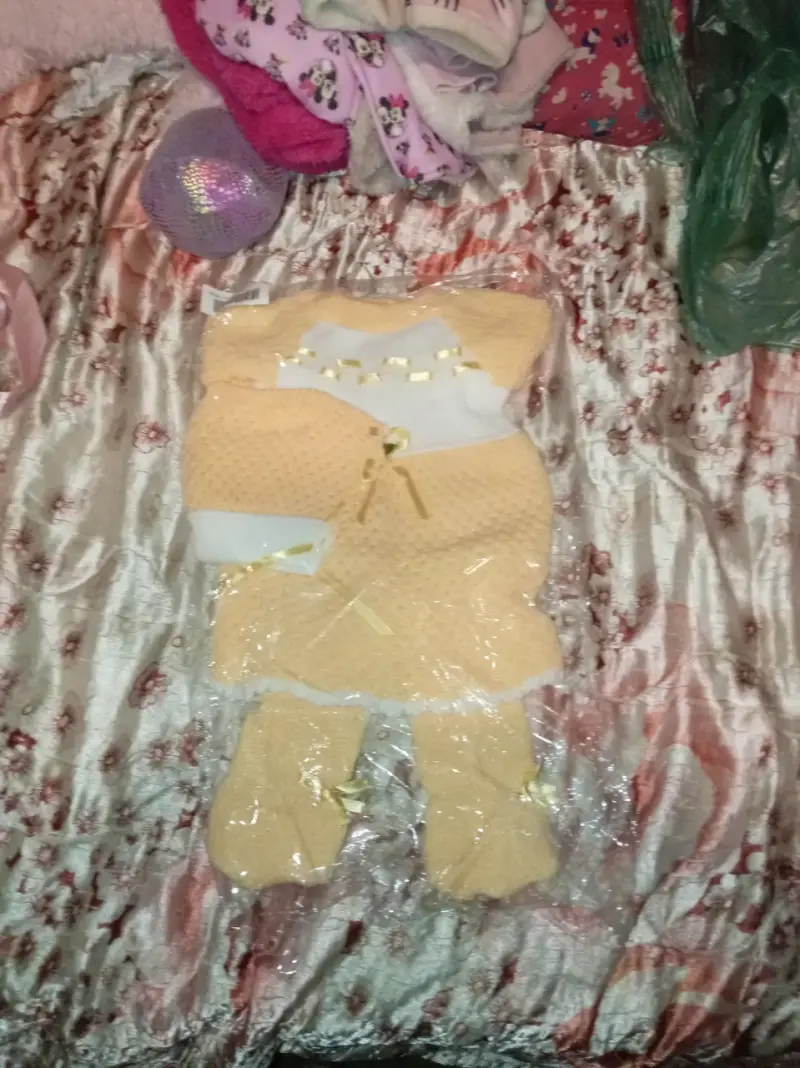 Conjunto de ropa para bebé amarillo tejido