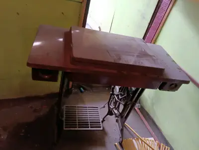 Máquina de Coser Antigua con Mesa de Madera - miniatura 1