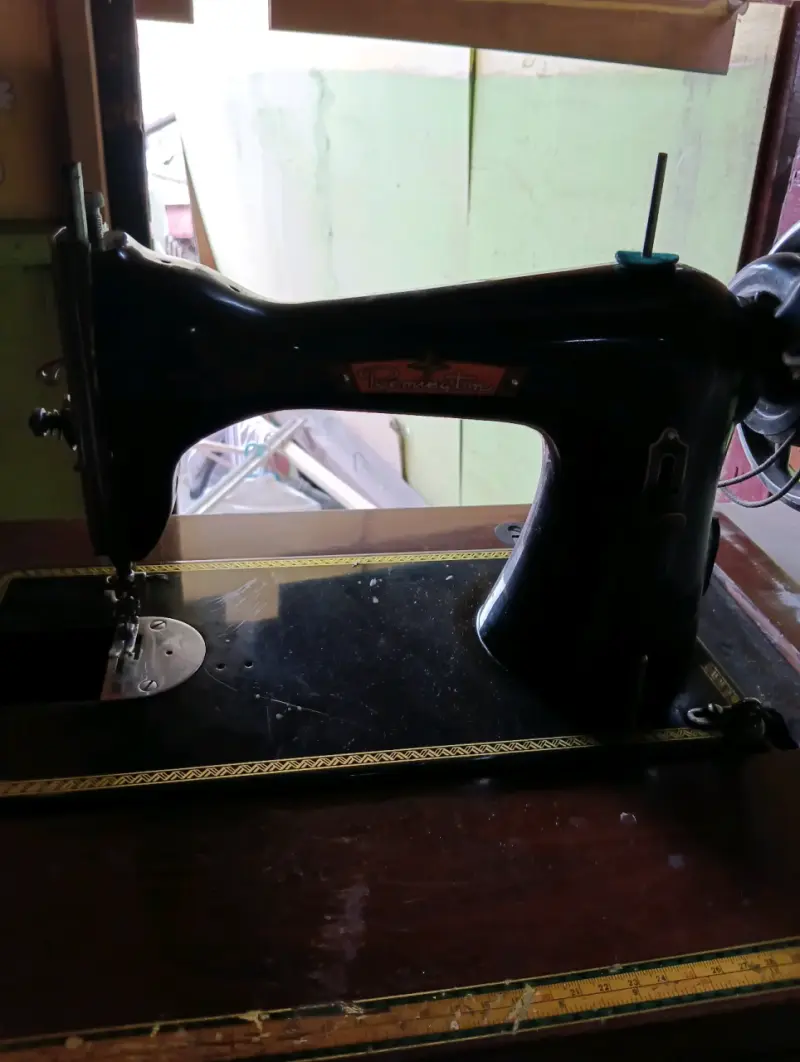 Máquina de Coser Antigua con Mesa de Madera - 3