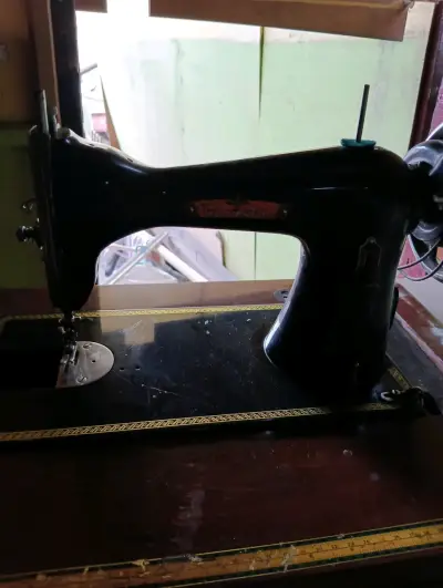 Máquina de Coser Antigua con Mesa de Madera - miniatura 3