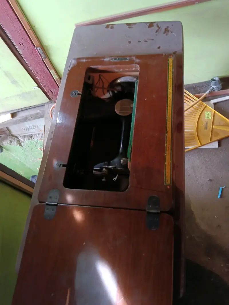 Máquina de Coser Antigua con Mesa de Madera - 4