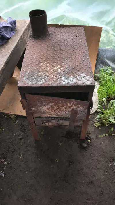 Estufa a leña de hierro forjado - miniatura 1