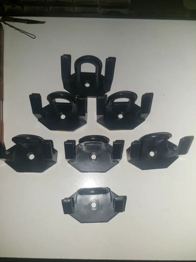 Set de 7 soportes de plástico negro para montaje