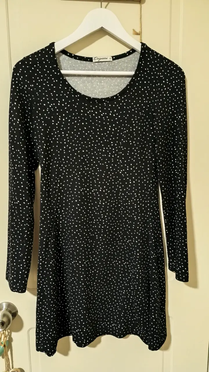 Vestido negro con puntos blancos Origami