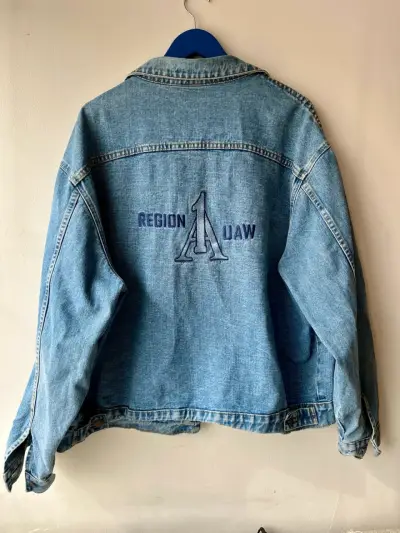 Chaqueta de mezclilla azul estilo vintage - miniatura 2