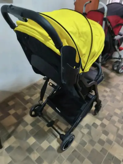 Coche de bebé amarillo con toldo ajustable - miniatura 4