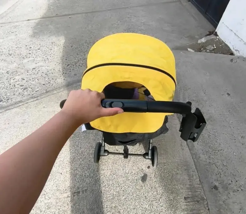 Coche de bebé amarillo con toldo ajustable - 5