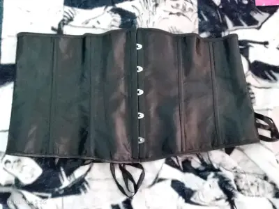 Corset negro con hebillas ajustables - miniatura 1
