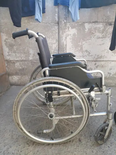 Silla de ruedas plegable - miniatura 2