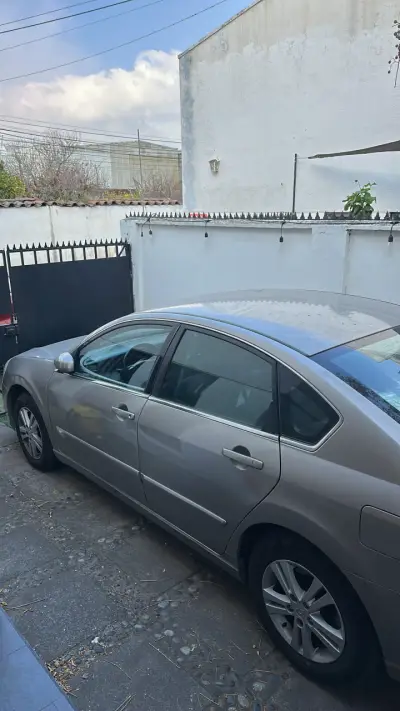 Sedán SM5 beige en buen estado - miniatura 4