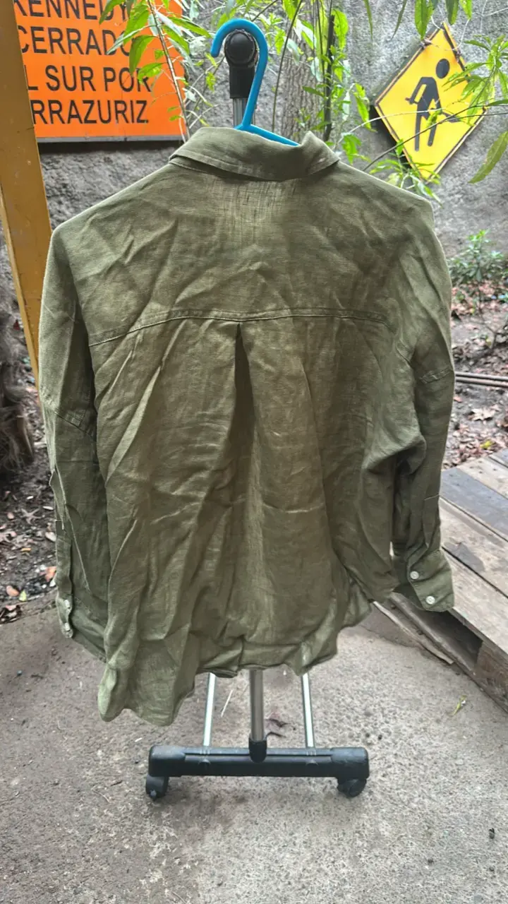 Camisa verde oliva de lino Zara para hombre - 2