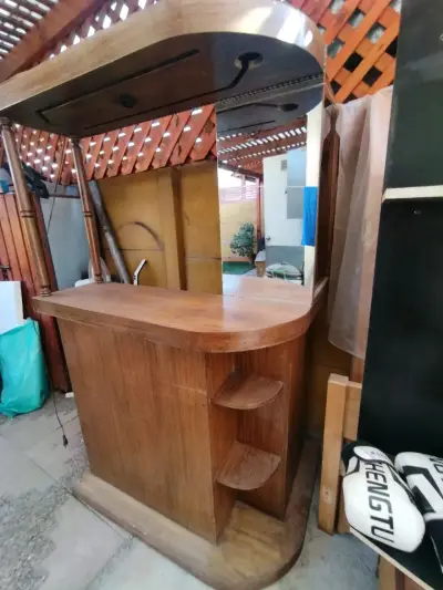 Bar de madera con espejo y estantes - miniatura 1