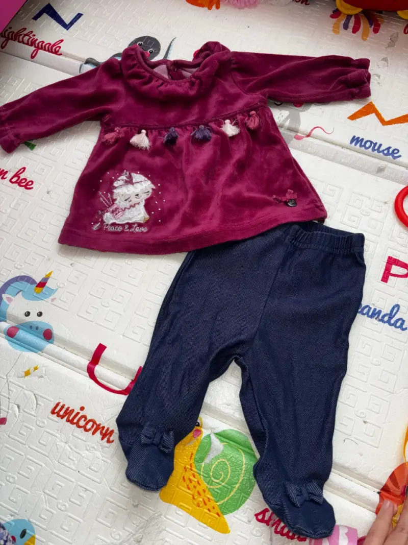 Conjunto de bebé bordado burdeos y azul - 1