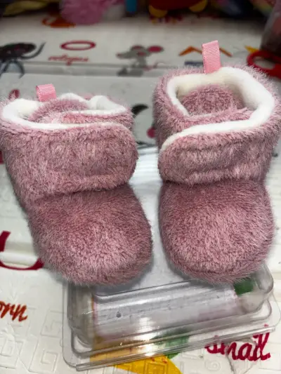 Botitas de bebé rosadas de felpa talla 16 - miniatura 1