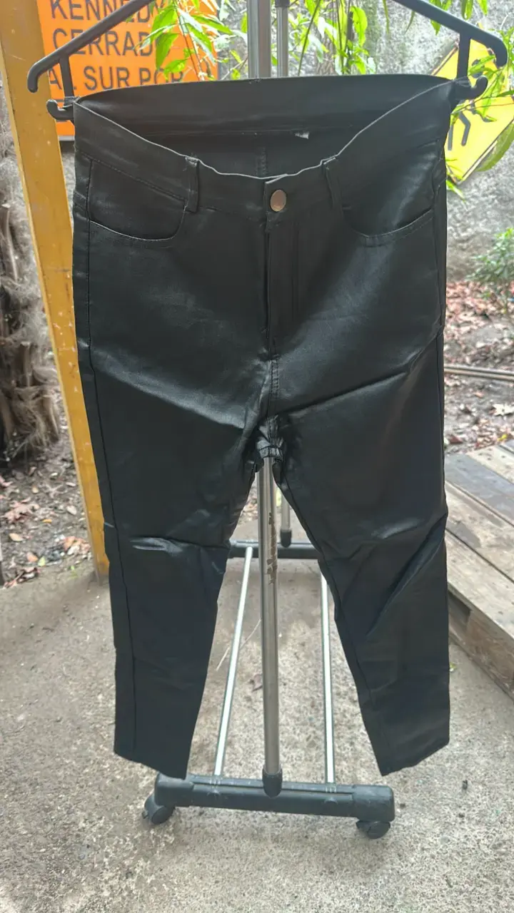 Pantalones negros de cuero sintético para mujer - 1