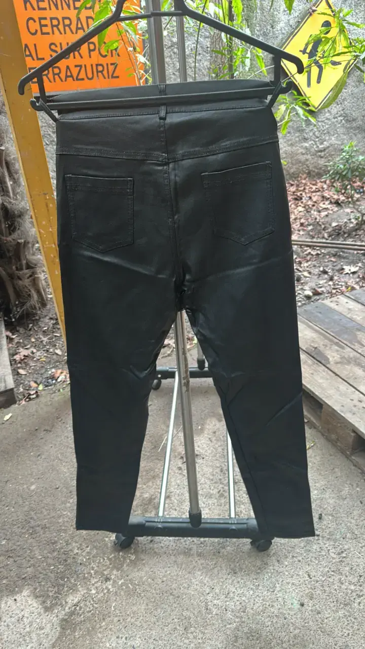 Pantalones negros de cuero sintético para mujer - 2
