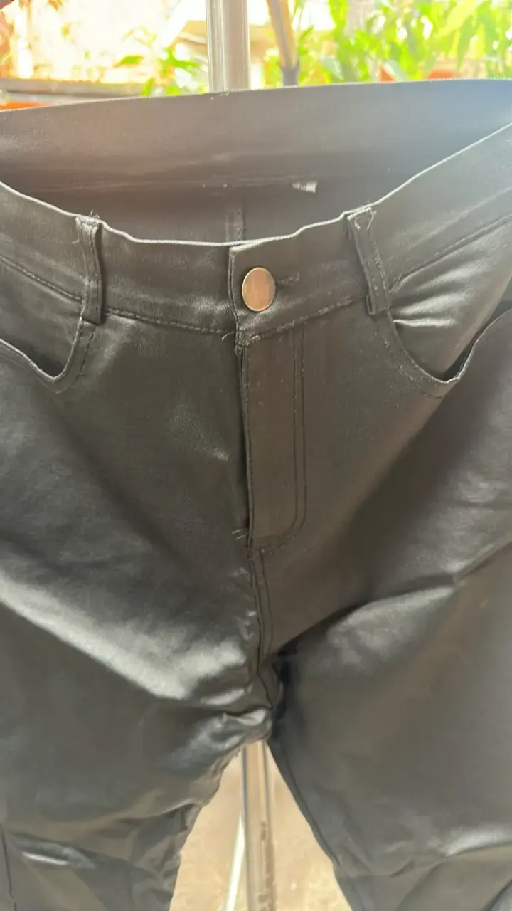 Pantalones negros de cuero sintético para mujer - 3