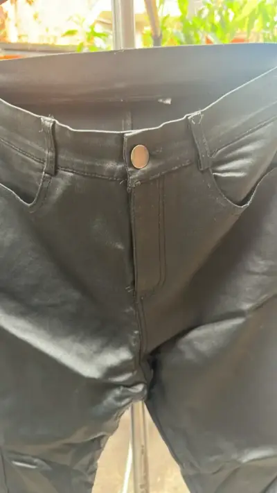 Pantalones negros de cuero sintético para mujer - miniatura 3