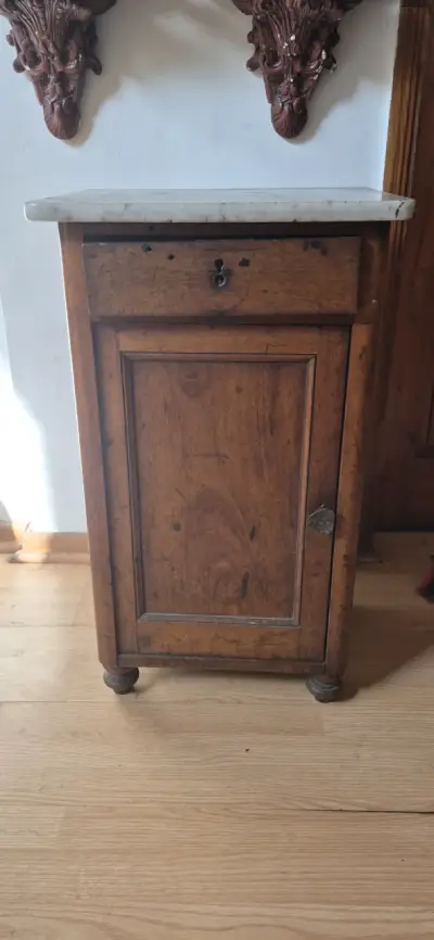 Antiguo velador de madera con cubierta de mármol - miniatura 1