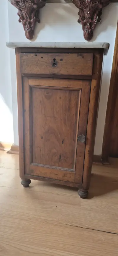 Antiguo velador de madera con cubierta de mármol - miniatura 2