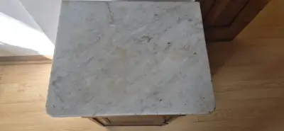 Antiguo velador de madera con cubierta de mármol - miniatura 3