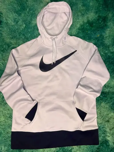 Polerón con capucha Nike color lila y negro - miniatura 2