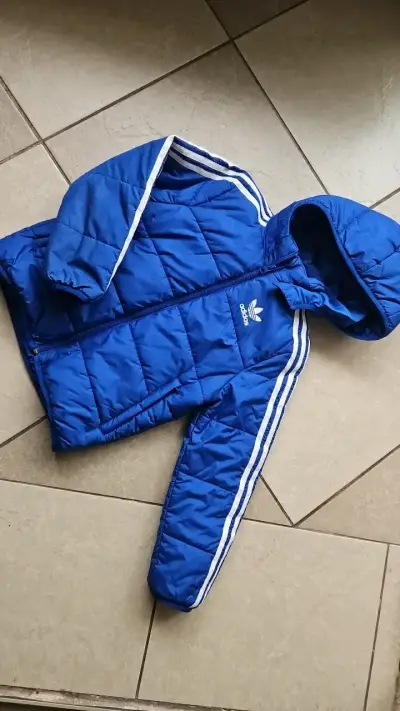 Chaqueta azul para niños Adidas con capucha - miniatura 2