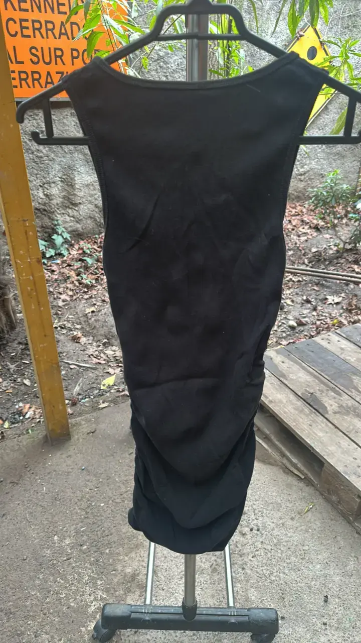 Vestido negro sin mangas ajustado - 2