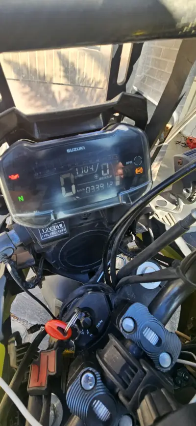 Moto Suzuki V-Strom amarilla en buen estado - miniatura 1
