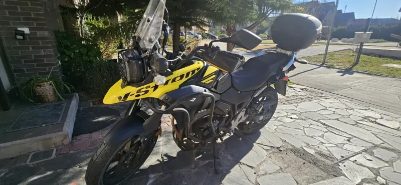 Moto Suzuki V-Strom amarilla en buen estado - 2