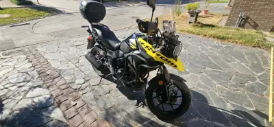 Moto Suzuki V-Strom amarilla en buen estado - miniatura 3