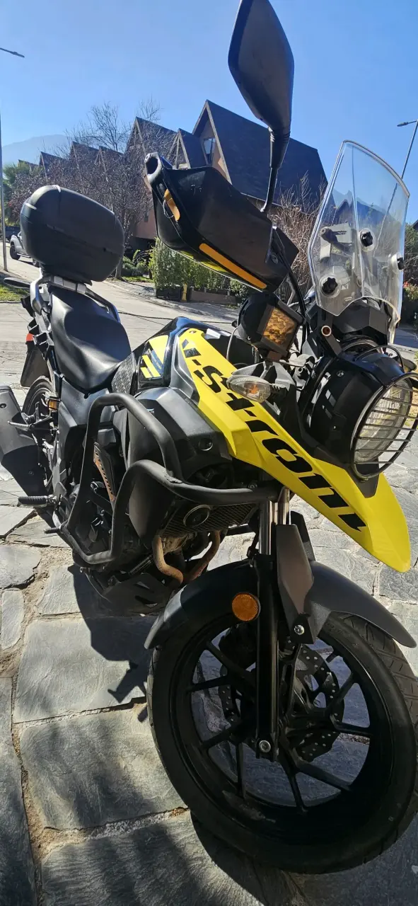 Moto Suzuki V-Strom amarilla en buen estado - 4