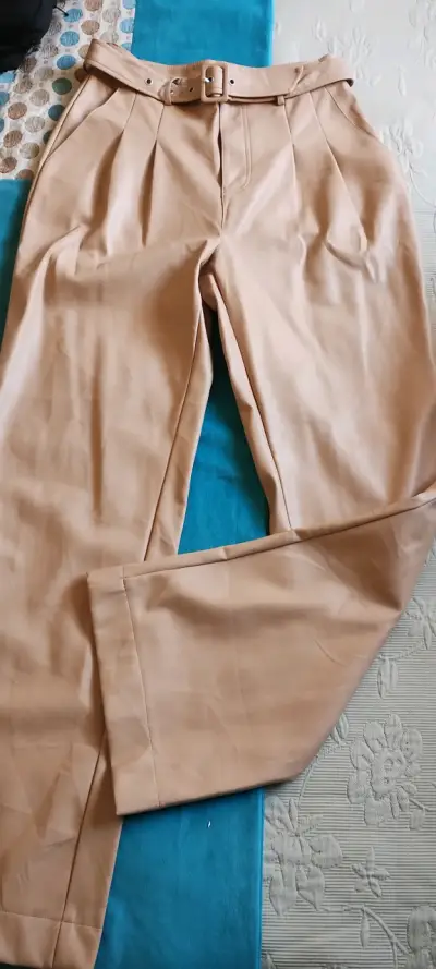 Pantalones beige con cinturón elegante - miniatura 1