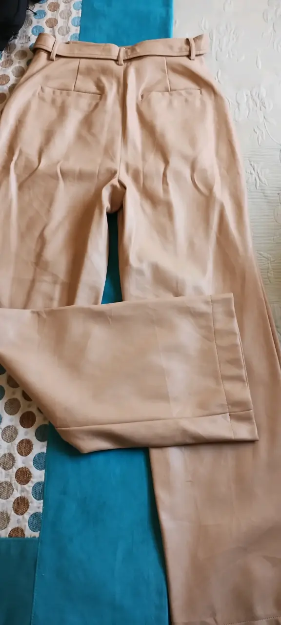 Pantalones beige con cinturón elegante - 2